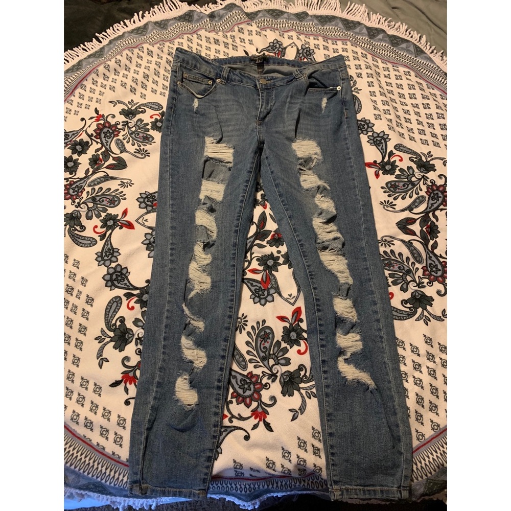 ✨Forever 21+ Ripped Stretchy Skinny Jeans✨